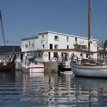 Solsiden Brygge Rorbuer Hotell 3*